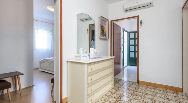 Amazing Home in Supetarska Draga With Wifi and 3 Bedrooms, Prenota Hotel Hotel a Isole Quarnerine con parcheggio, Parcheggio