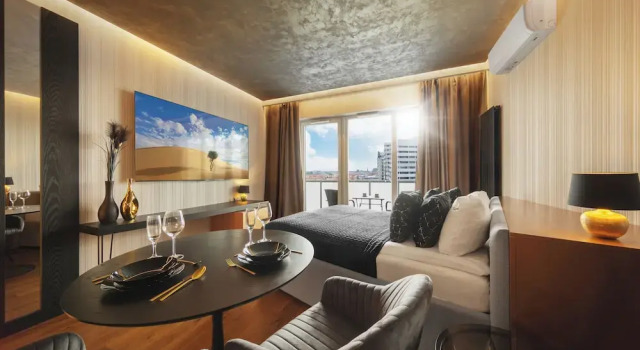 Люкс Deluxe Amber & Wood 5 min to Old Town Parking River View & Balcony by UniqueRent
