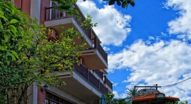 Golden Sun, Book Hotel Mouresi 