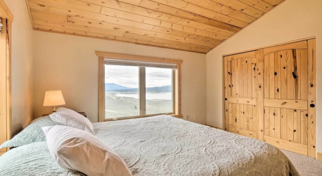 Breathtaking Views: Twin Lakes Retreat w/ Deck, Buchen Sie Ferienhaus Twin Lakes USA