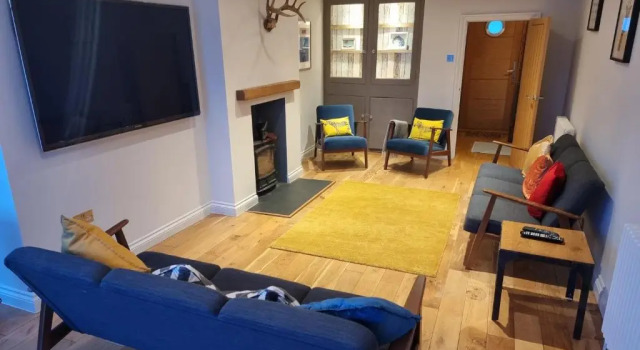 Neet Retreat - sleeps 7 next to beach