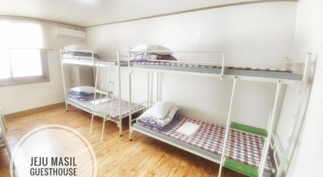 Кровать в общем номере (мужской номер) Jeju Masil Guesthouse