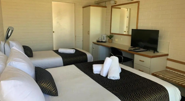 Трёхместный номер Standard Crest Motor Inn
