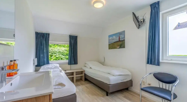 Charming Villa With Sauna and South-facing Garden, Reserva ahora Villa Hoteles en Islas Frisias con aparcamiento, Aparcamiento