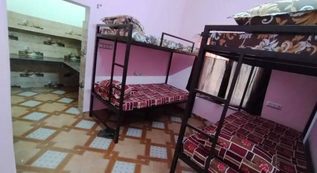 Кровать в общем номере Suryavansham Guest House