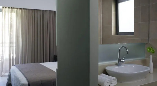 Номер Comfort Angela Downtown Hotel