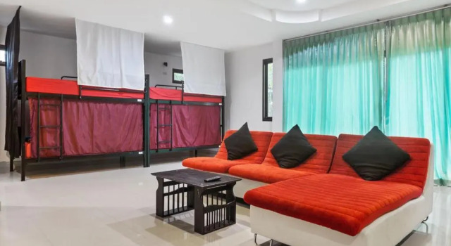 Кровать в общем номере Samui Backpacker Hotel