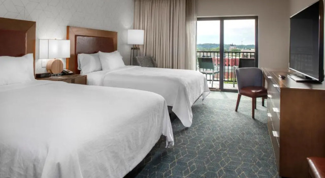 Четырёхместный люкс с 2 комнатами Embassy Suites By Hilton Grand Rapids Downtown