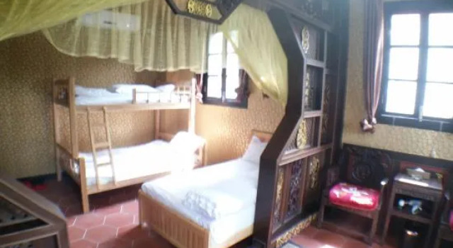 Кровать в общем номере Gongbaodi Hotel