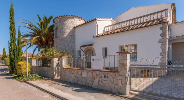 Ravishing Holiday Home near Beach in St. Pere Pescador, Забронировать Отель Сан-Пере-Пескадор Alt Empordà, рядом с Пляж Кан-Сопа