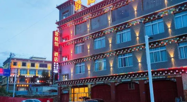 Yanting Yijia Homestay, Rezerwuj Hotel Hotele w Luhuo z parkingiem, Parking