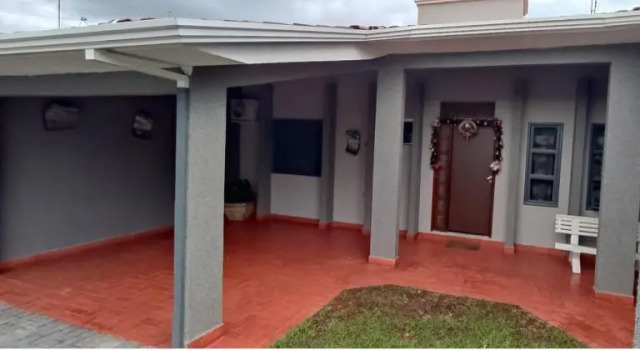 Casa com piscina, churrasqueira, 3 suítes com ar condicionado
