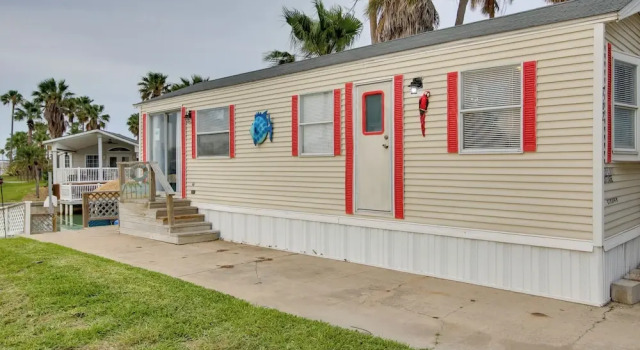 Furnished Deck: Waterfront Port Isabel Cottage!, Забронировать Дом для отпуска Порт-Изабель Rio Grande Valley