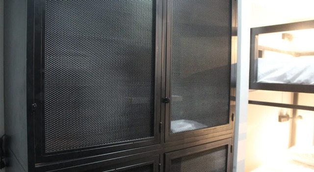 Кровать в общем номере Mad Monkey Manila