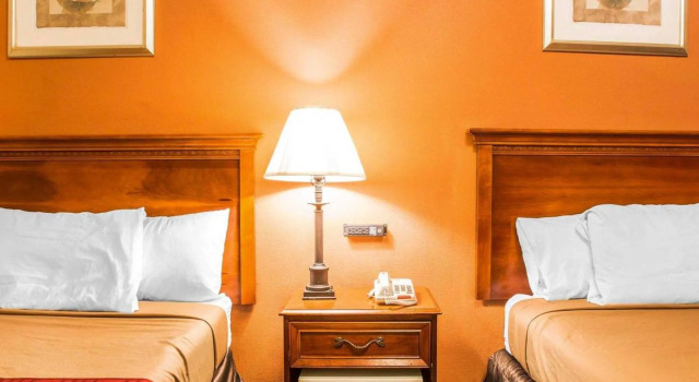 Четырёхместный номер Standard Red Carpet Inn Norwalk