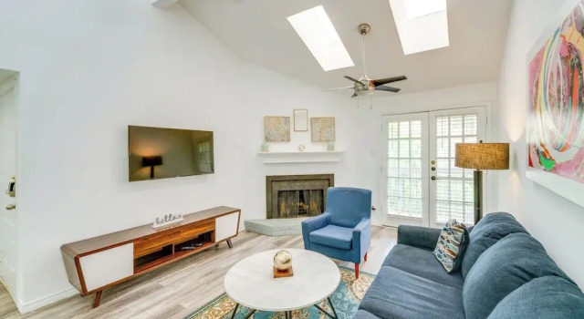 Апартаменты 1 Mi to Northpark Center: Bright Dallas Condo