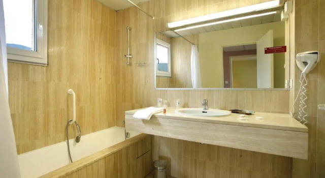 Трёхместный номер Standard Logis Hôtel Cartier