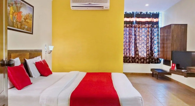 OYO 11093 Hotel Rathod Suites, Забронировать Отель Отели штата Карнатаки с парковкой, Парковка