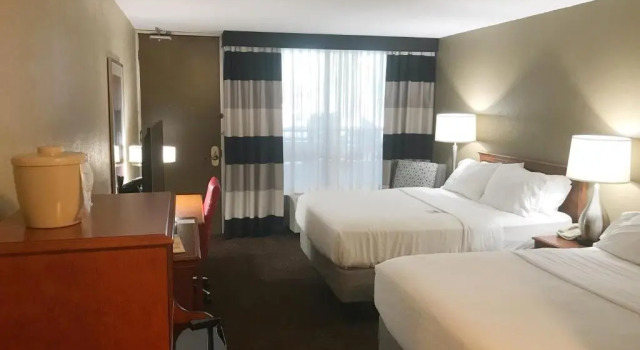 Четырёхместный номер Standard Alexandria Hotel & Conference Center