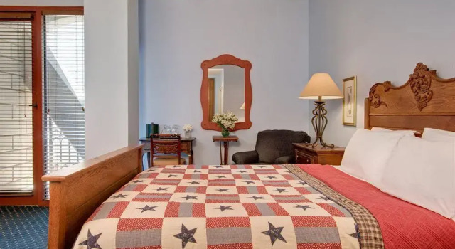 Ettas Place - A Sundance Inn - Bed and Breakfast, Забронировать Отель Отели Форт-Уэрт с парковкой, рядом с Концертная площадка Пантер-Айленд-Павильон, Парковка