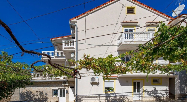 Nice Apartment in Banjol With 2 Bedrooms and Wifi, Prenota Appartamento Hotel a Isole Quarnerine con parcheggio, Parcheggio