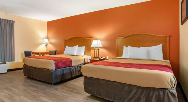 Четырёхместный номер Standard Econo Lodge Inn & Suites Evergreen