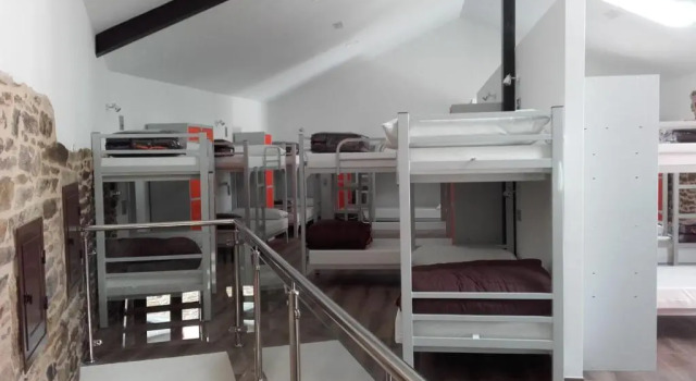 Кровать в общем номере Albergue Monte Aro