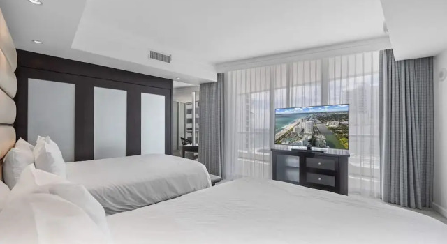 Полулюкс с балконом и с видом на город FB Miami Beach Tresor Private Luxury Suites