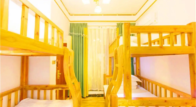 Кровать в общем номере (женский номер) Edinburgh Hostel - Coffee bar - Western breakfast -Travel expert -Good location-English reception-Ticket service-Tourism planing-Laundry-Camara-Drone gopro