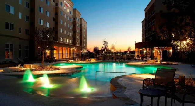 Люкс Courtyard by Marriott San Antonio Six Flags at The RIM