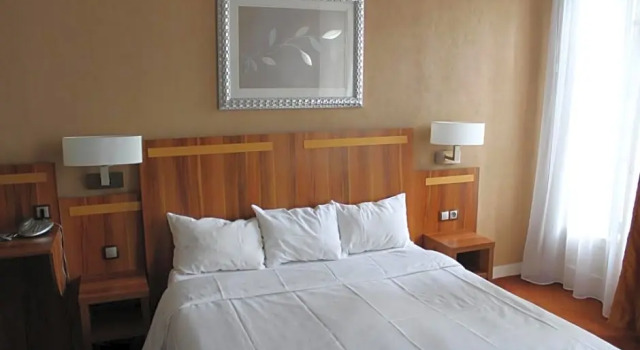 Номер Standard Hotel The Originals du Grand Monarque Nantes Gare