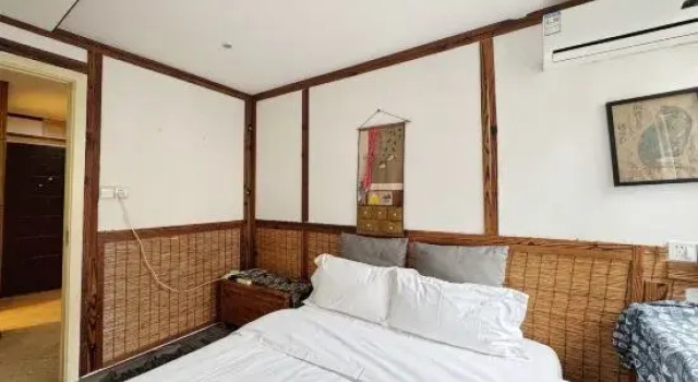 Łóżko w pokoju wieloosobowym z widokiem na miasto The House B&B