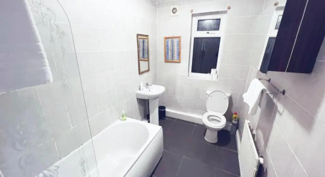 Апартаменты CIean and cozy quiet 3 bedroom house close to NEC and Heartland Hospital best for contractors or families