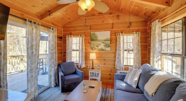 Steps to Virginia Creeper Trail: Creekside Retreat, Prenota Casa vacanze Damascus Virginia