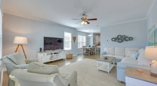Апартаменты с 3 комнатами с балконом Townhome w/ 2 Decks: Walk to Ocean!