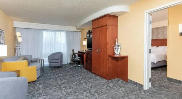 Четырёхместный люкс Courtyard Milwaukee Airport