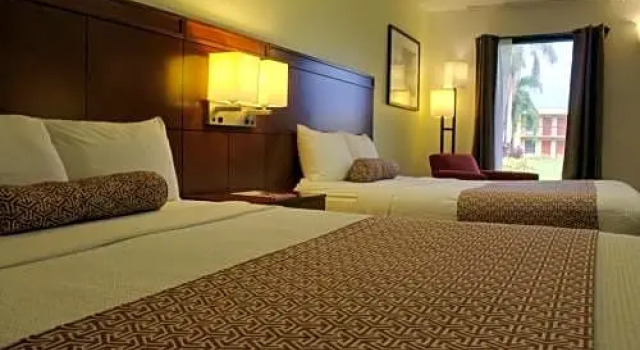 Четырёхместный номер Standard с видом на бассейн Winter Haven Suites & Conference Center