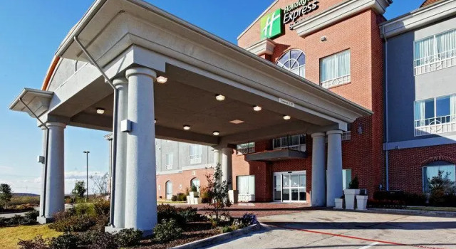 Люкс Economy Holiday Inn Express Hotel & Suites Graham by IHG