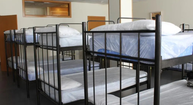 Кровать в общем номере с красивым видом из окна Hotel Ferramenteiro de Portomarin