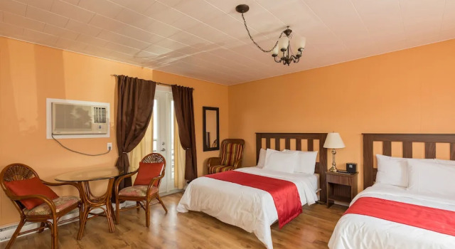 Четырёхместный номер Standard с балконом Motel au Fleuve dArgent