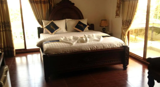 Номер Standard с балконом Emerald BB Battambang Hotel