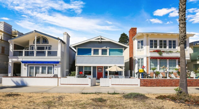 Stunning Beachfront Home in Prime Newport Location, Забронировать Дом для отпуска Виллы Ньюпорт-Бич, рядом с Пляж Ньюпорт-Дьюн, Вилла
