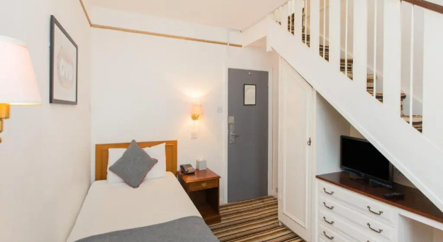 Трёхместный номер Standard OYO Stade Court Hotel
