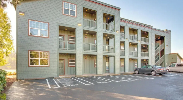 Riverfront Apt in Old Town Florence!, Varaa Huoneisto Florence Oregon Coast