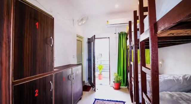 Кровать в общем номере Manzil Hostel