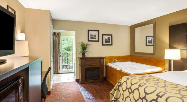Люкс с 2 комнатами с видом на реку Baymont by Wyndham Gatlinburg On The River