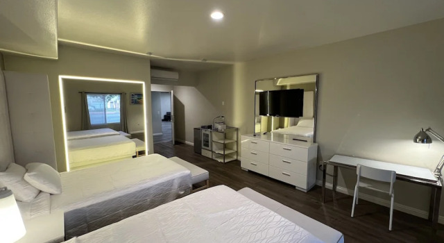Четырёхместный номер Deluxe ASPIRE INN & SUITES Orange