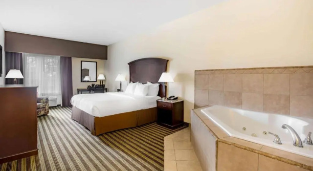 Двухместный люкс Deluxe La Quinta by Wyndham Fowler