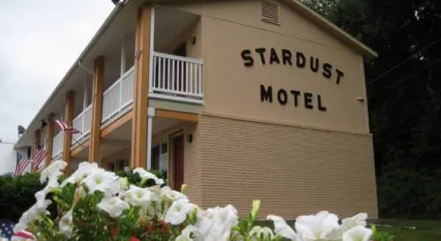 Кровать в общем номере Stardust Motel