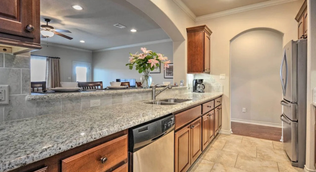 Апартаменты с 4 комнатами College Station Townhouse w/ Private Patio